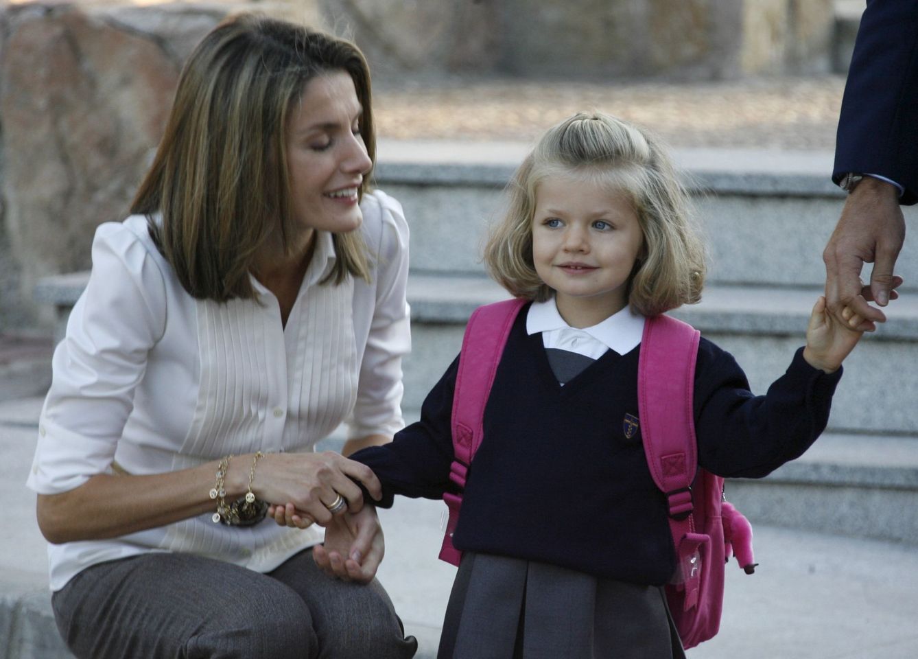 La reina Letizia y su hija, la princesa Leonor, en su primer día de colegio. (CP)