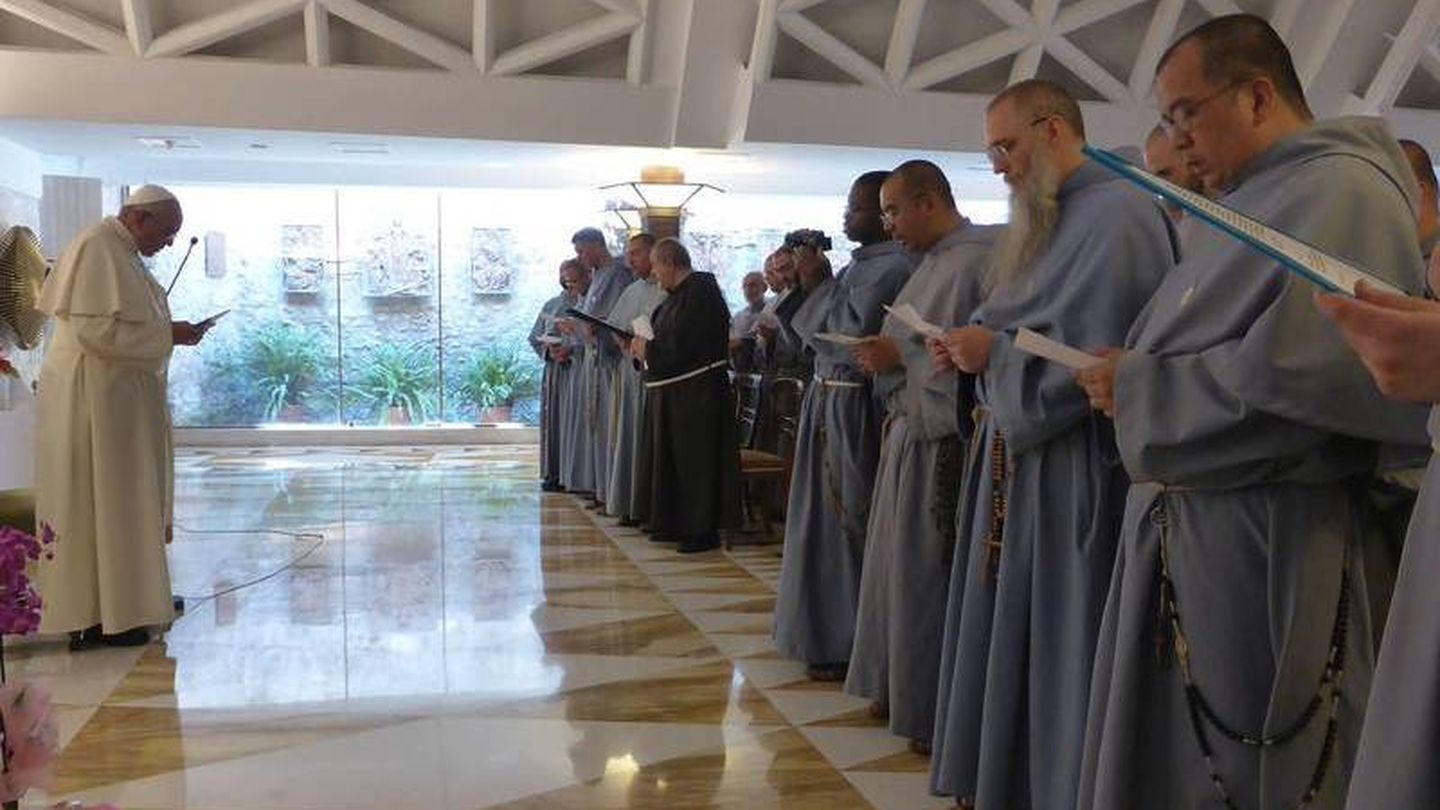Un grupo de franciscanos visita al Papa Francisco.