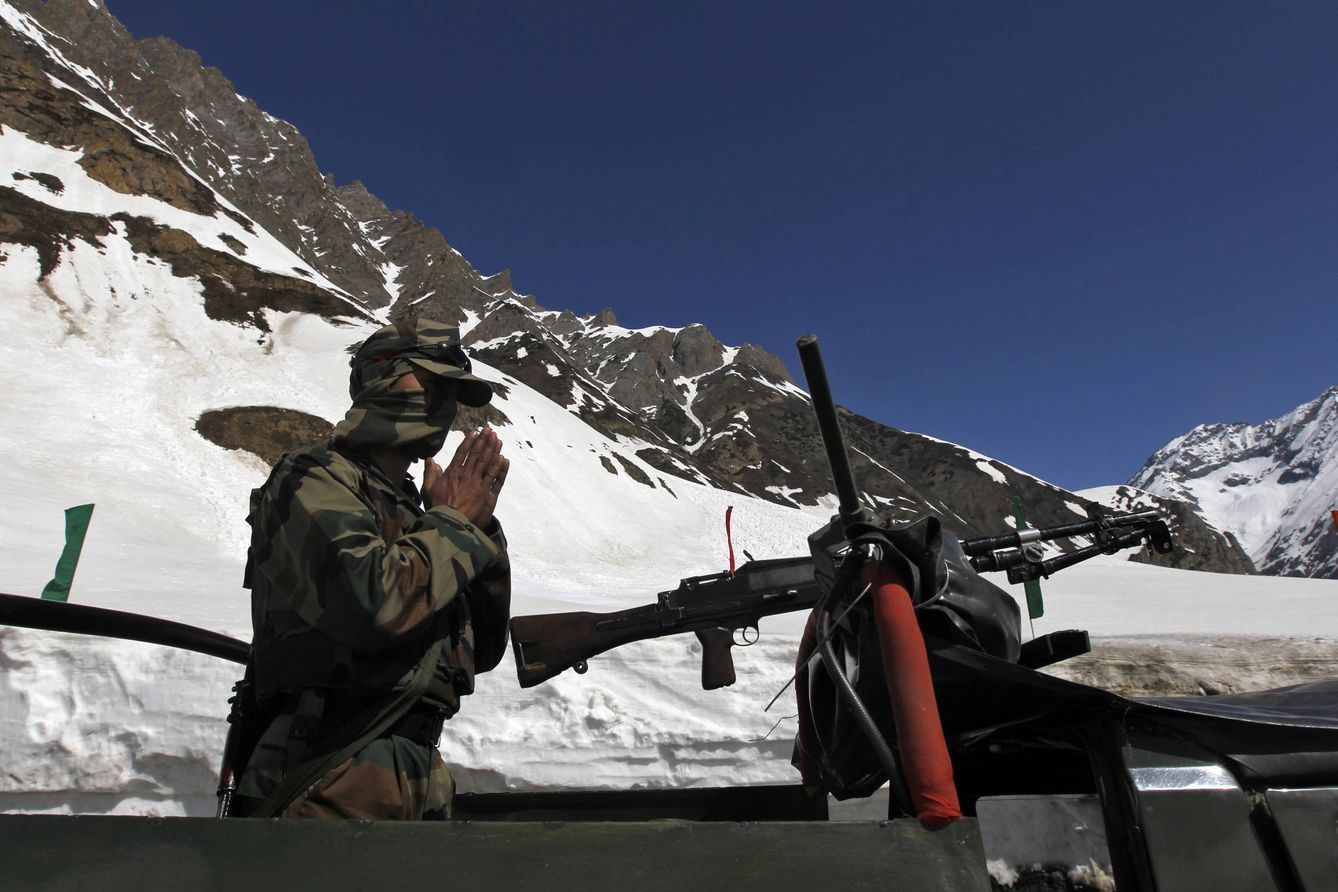 Un soldado indio de un regimiento de montaña reza antes de dirigir un convoy en Srinagar, India, en 2011. (Reuters)