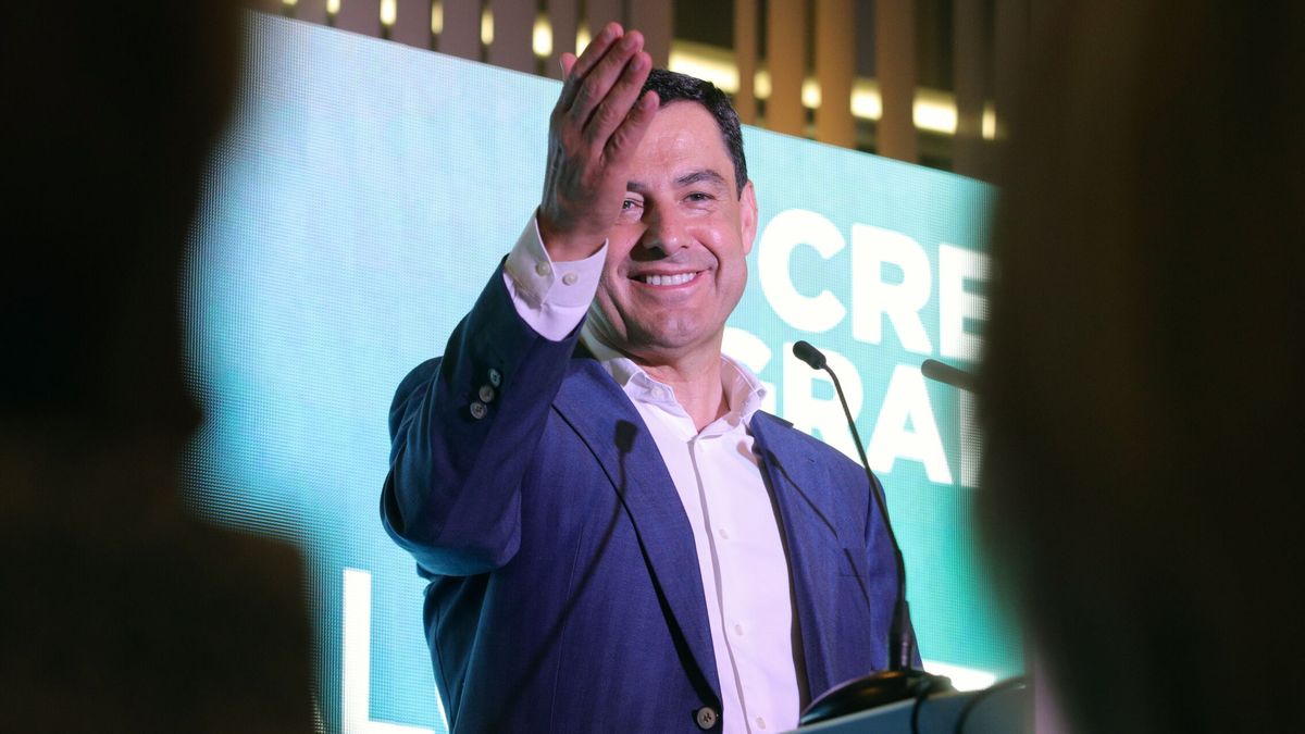 Juanma Moreno arropa a Felipe González en Sevilla: "Estoy más cerca de él que el PSOE"