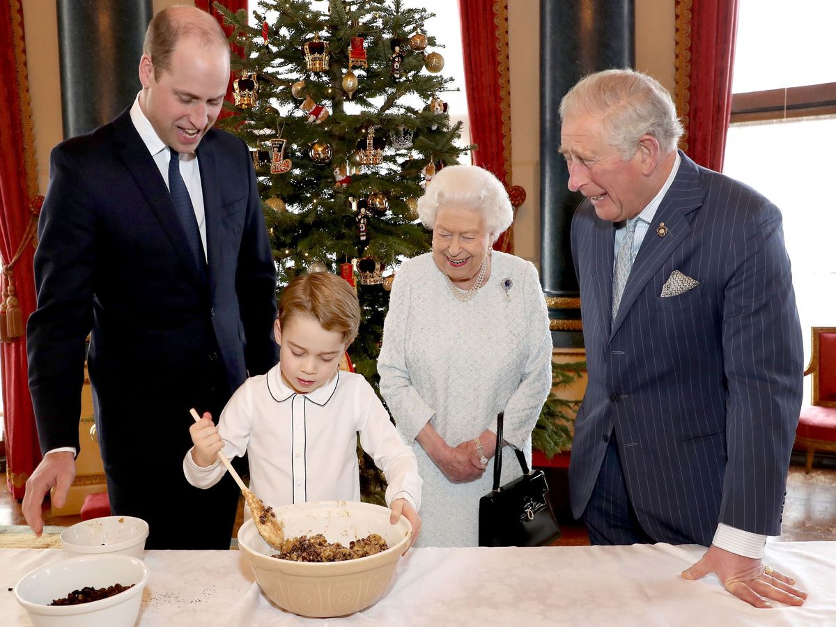 Foto: El príncipe Carlos y George, junto a Guillermo e Isabel II. (Reuters)