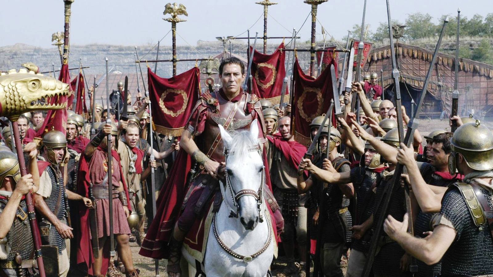 Foto: Julio César es alabado por sus soldados en una imagen de 'Roma'. (HBO)