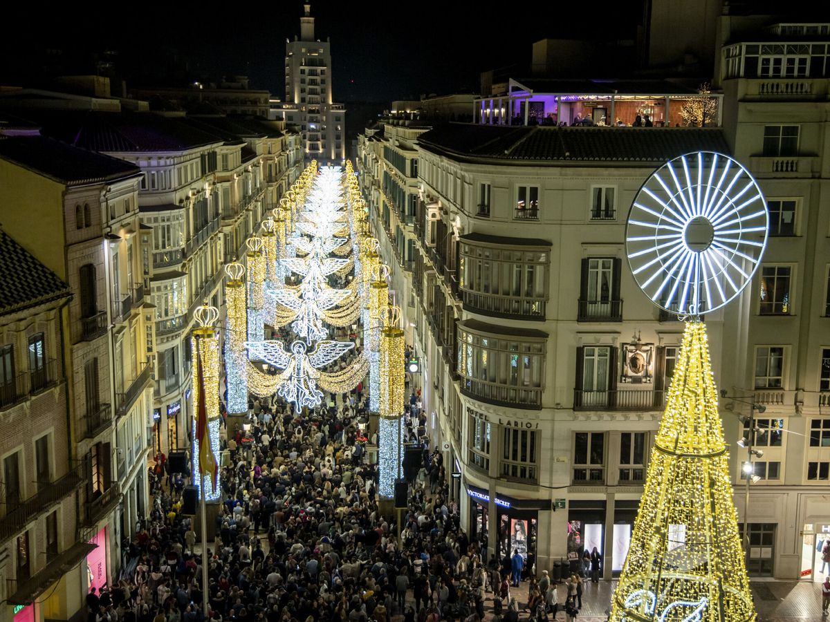 Foto: Encendido de las luces de navidad en Málaga. (EFE/Daniel Pérez)