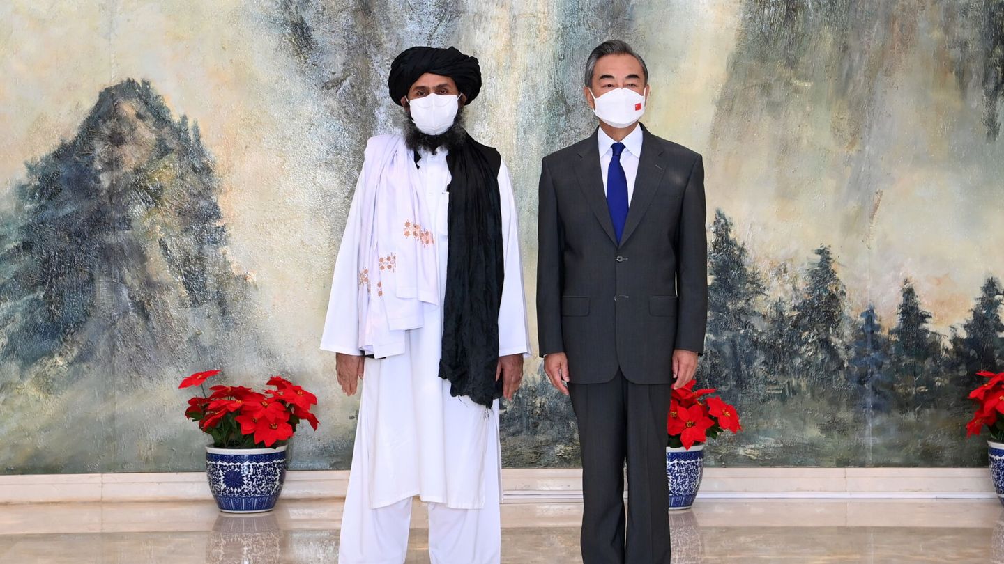 Wang Yi, ministro de Exteriores de China, junto a Abdul Ghani Baradar, líder de los talibanes afganos. (Reuters)