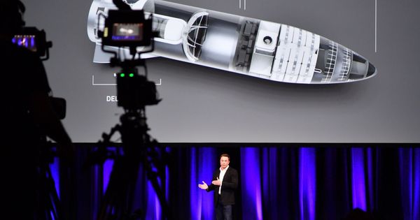 Foto: Elon Musk pronuncia su discurso durante el Congreso Internacional de Astronaútica (IAC) en Adelaida, Australia (EFE)