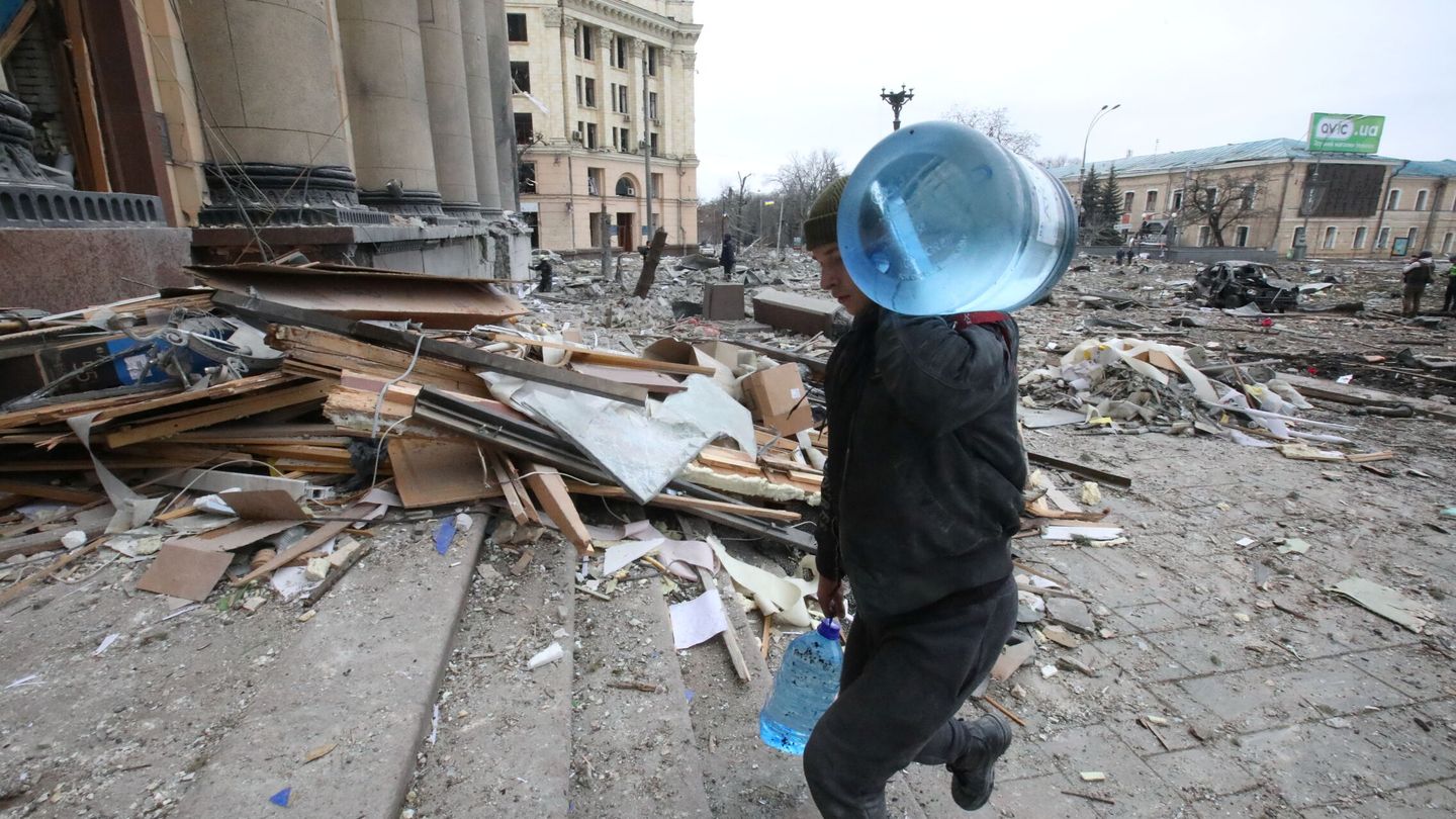 Voluntarios en el centro de Járkov tras el bombardeo de este martes. (Reuters/Vyacheslav Madiyevskyy)