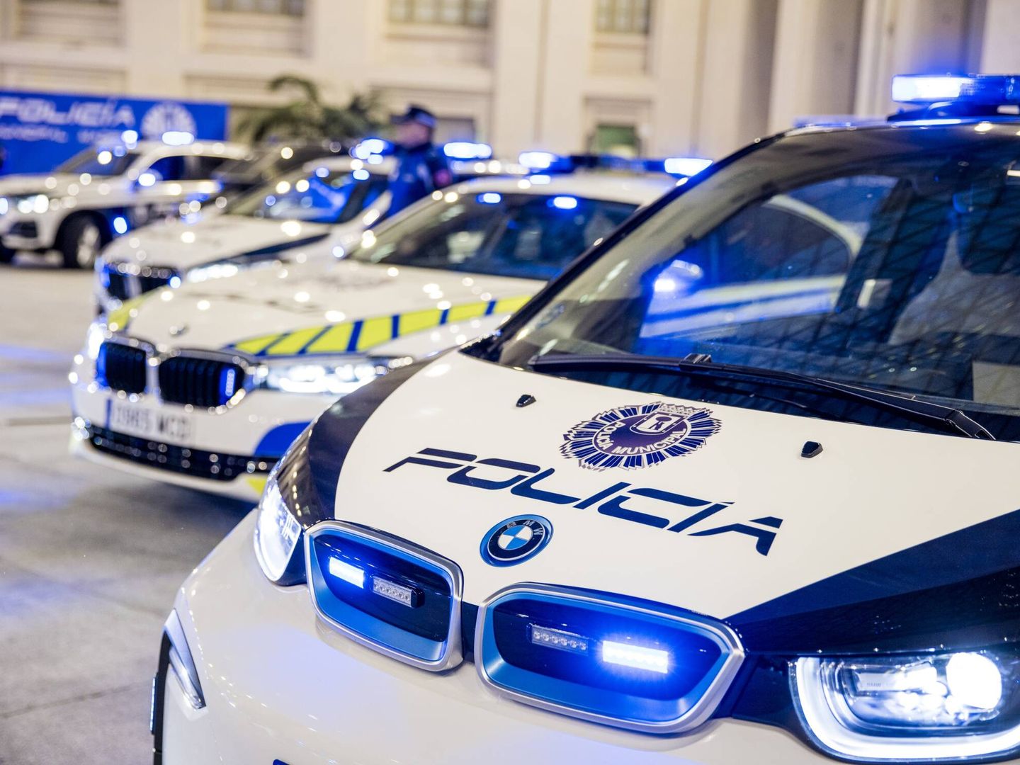 En primer plano, un BMW i3, de mecánica 100% eléctrica y que patrullará Madrid Central.