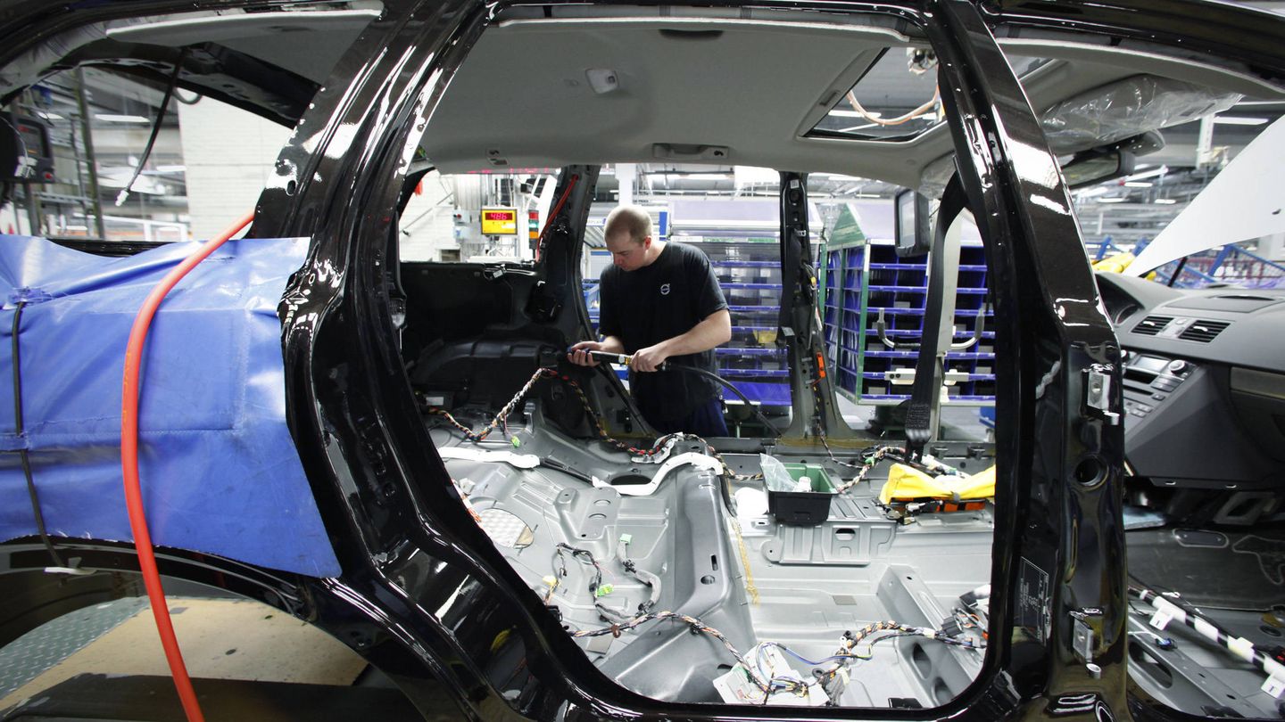 Un trabajador en una planta de Volvo ubicada en Gothenburg, Suecia (Reuters).