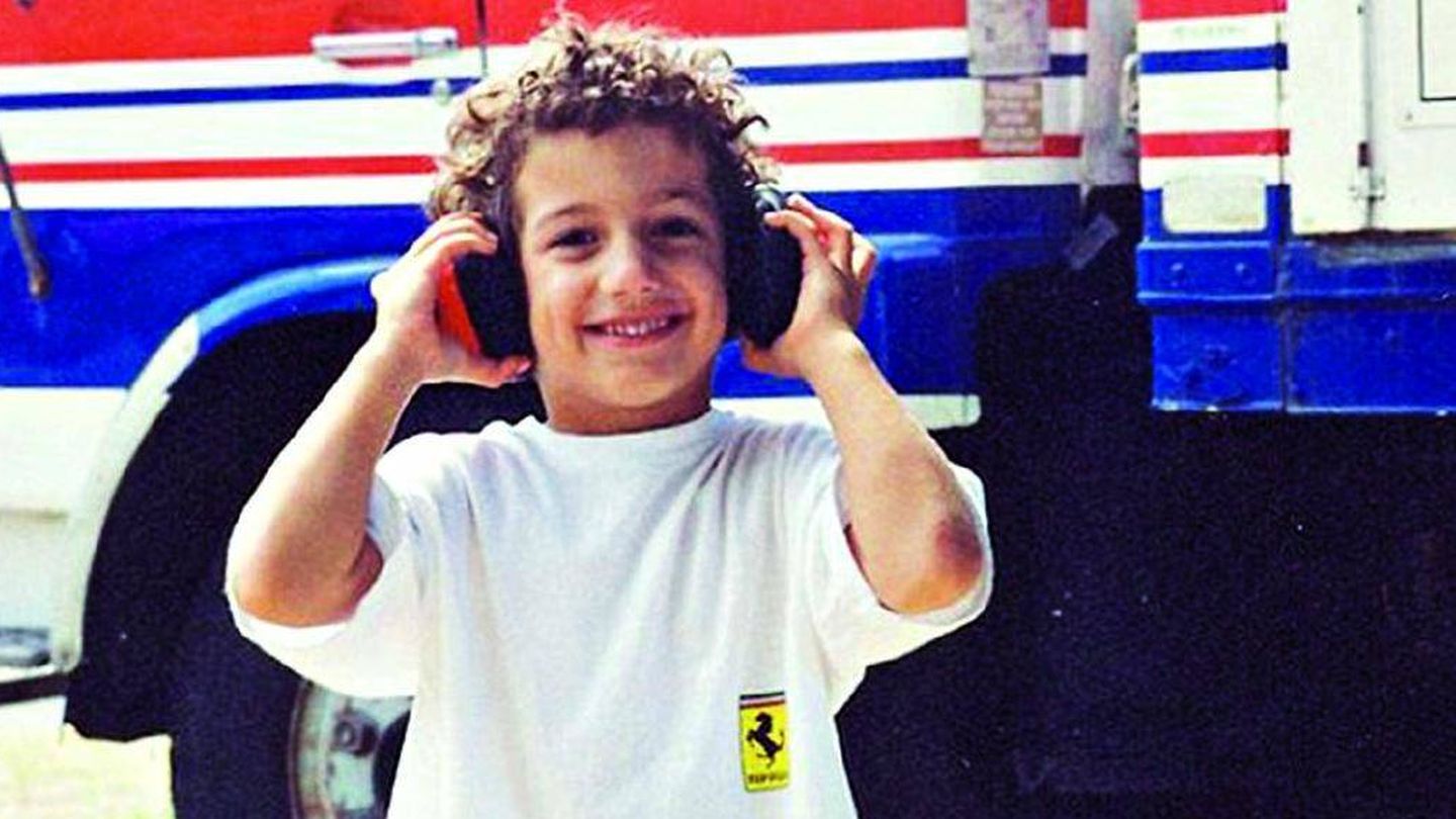 Daniel Ricciardo, de niño con un polo de Ferrari.