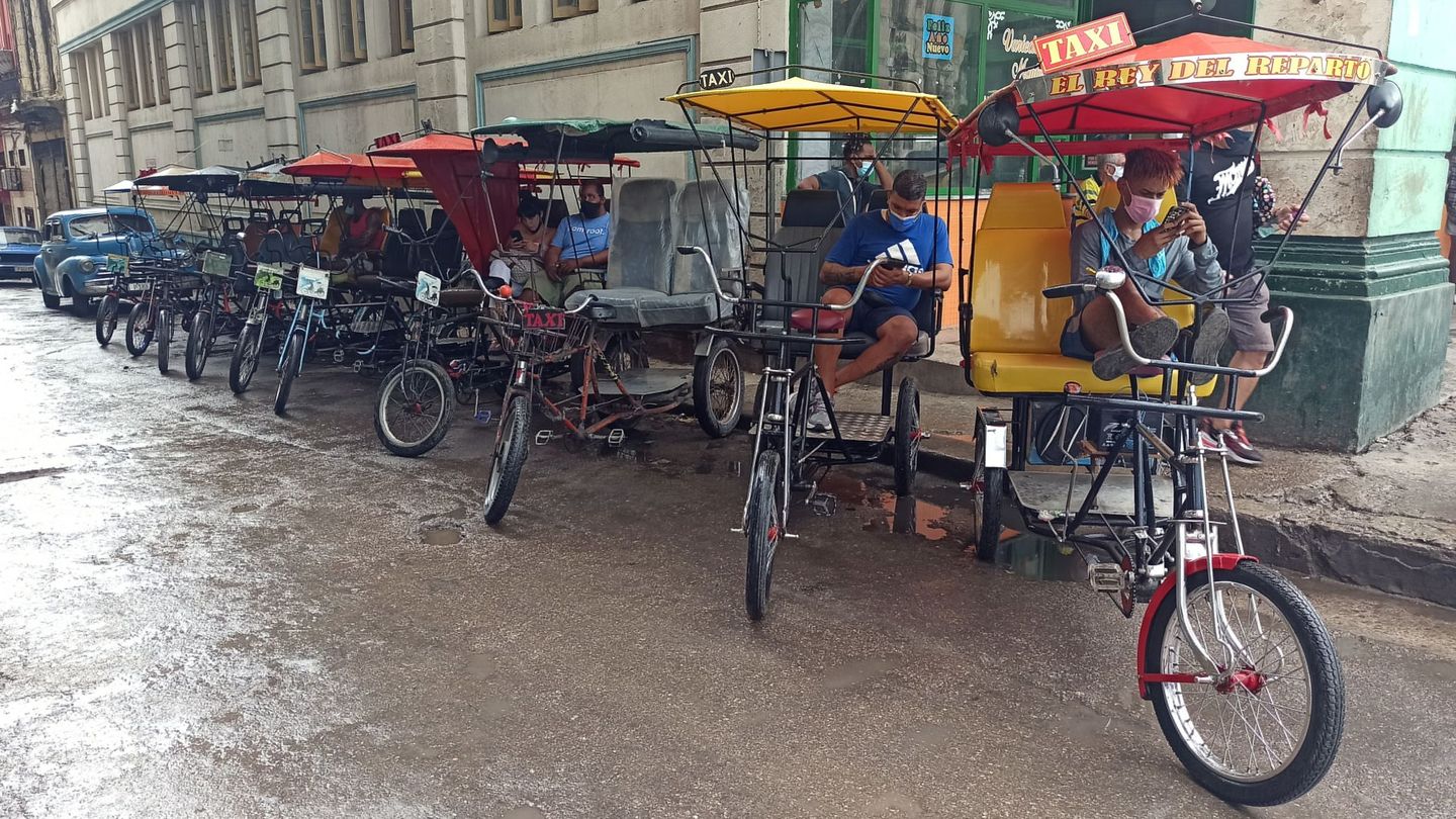 Los ciclotaxis de La Habana esperan la llegada de turistas.
