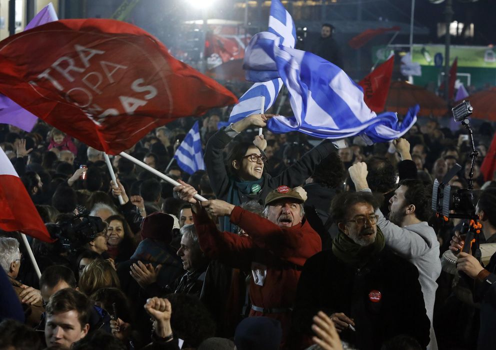 Foto: Votantes del partido de izquierda radical Syriza celebran el resultado de las elecciones griegas en Atenas. (Reuters)