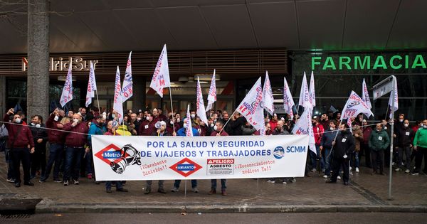 Foto: Sindicato del Colectivo de Maquinistas denunciar la exposición de amianto a la que se someten los trabajadores (Efe)