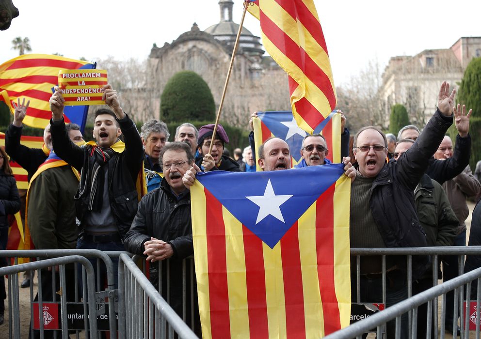 Foto: Defensores de la independencia de Cataluña se manifiestan en Barcelona. (Reuters)