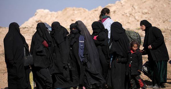 Foto: Mujeres que huyen del frente en la lucha contra Daesh, en Deir al Zor, Siria. (Reuters)