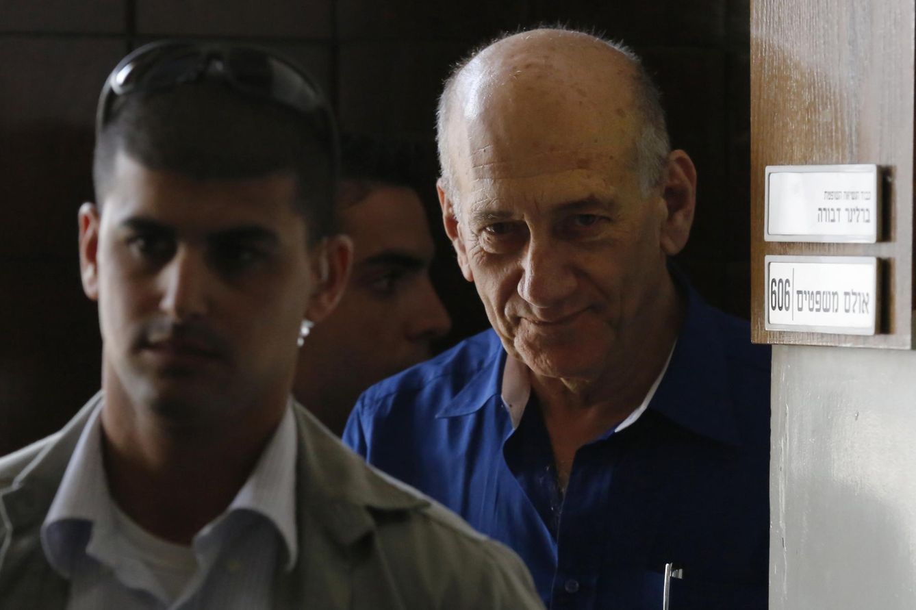 Ehud Olmert a la salida del juzgado en Tel Aviv (Reuters).