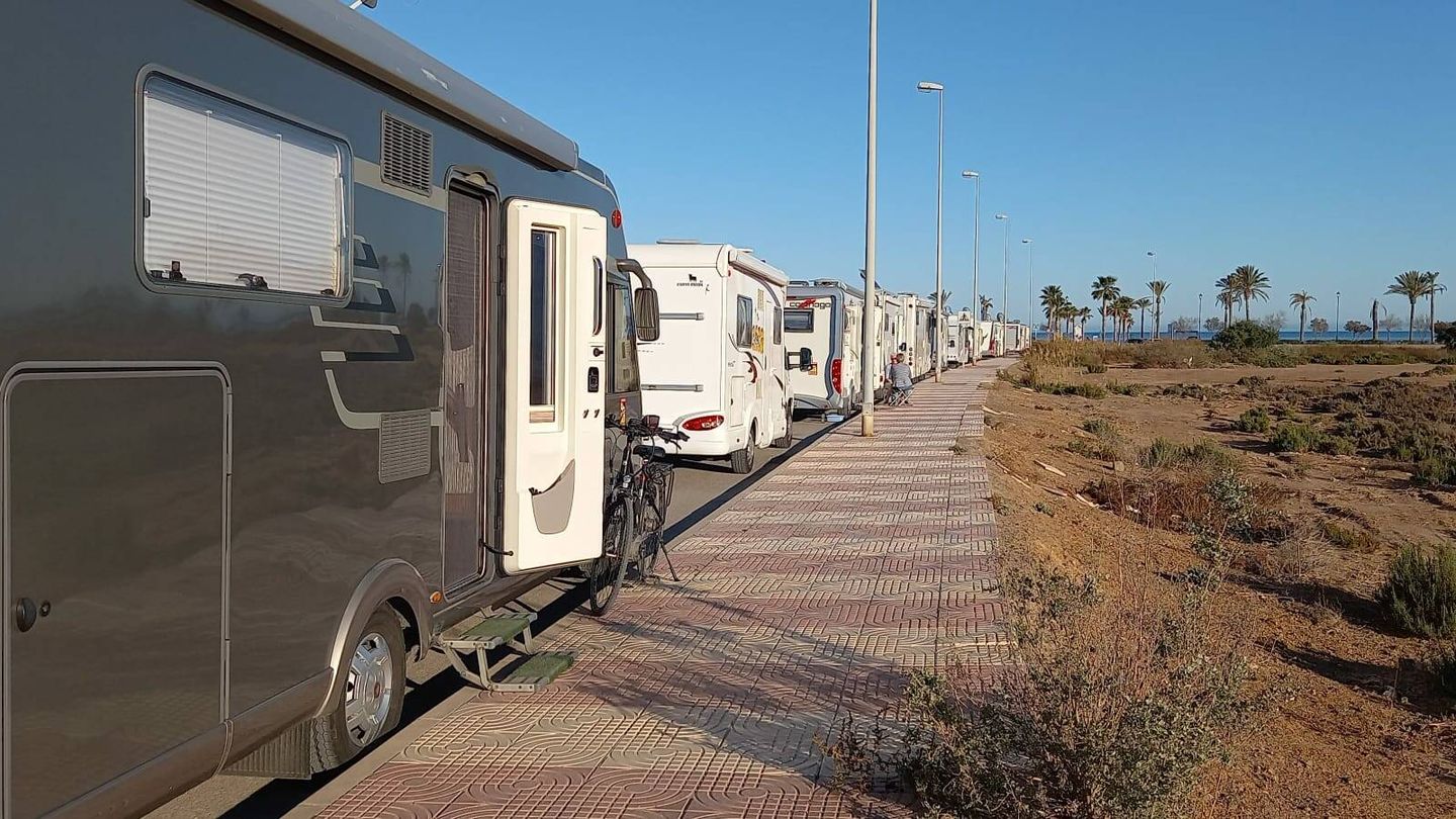 Hilera de caravanas aparcadas en una calle de Roquetas de Mar. (M. A. S)