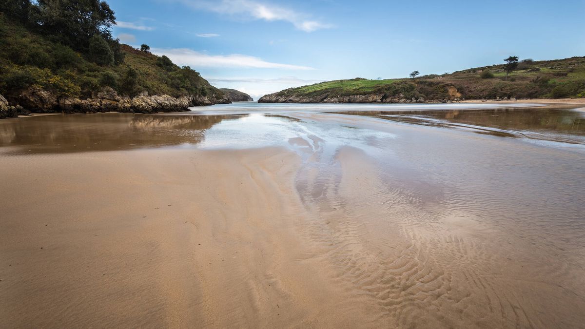 Encuentran el cadáver de un hombre flotando en la playa de Poo, en Llanes (Asturias)