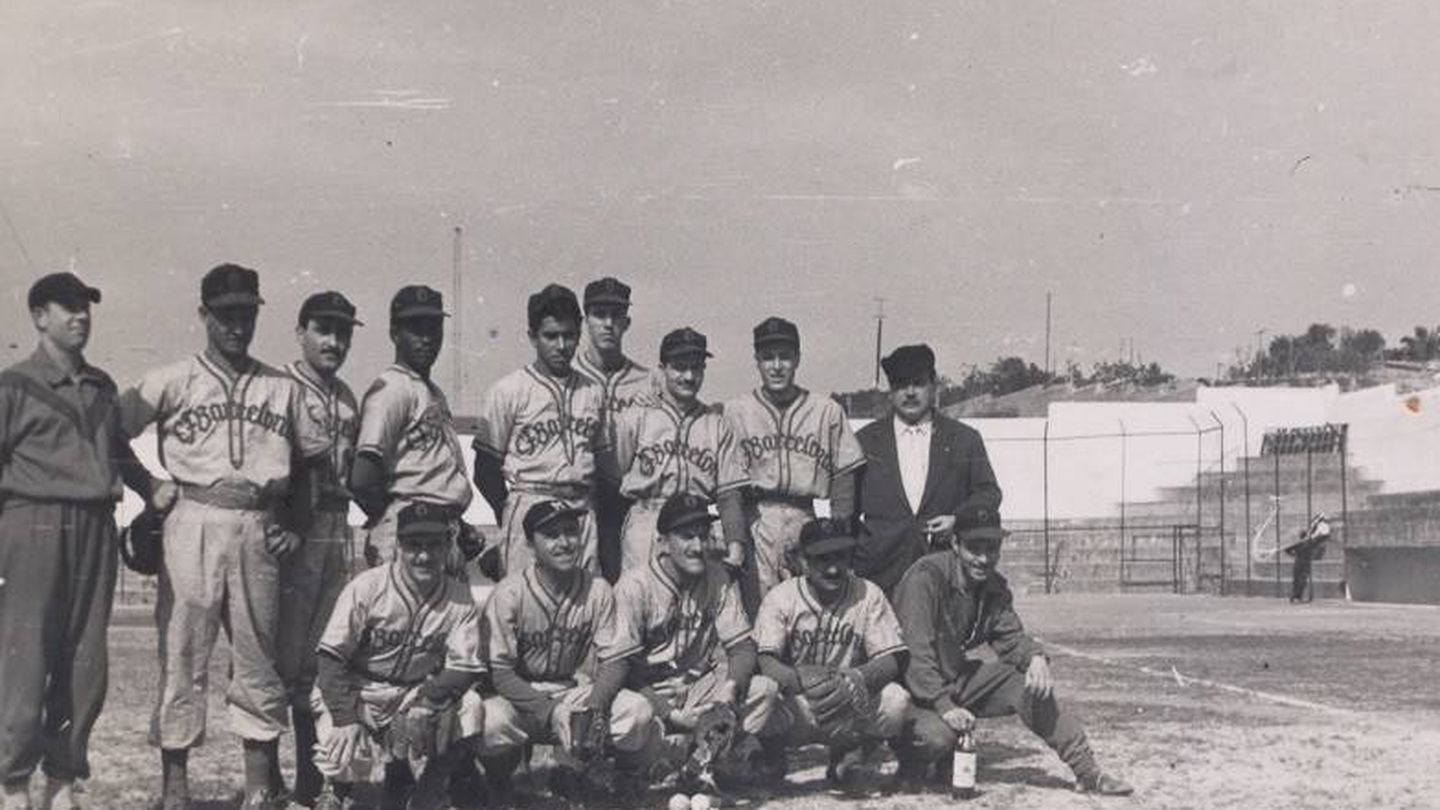 El equipo de béisbol del FC Barcelona en 1948. (Foto cedida por la Real Federación Española de Béisbol)
