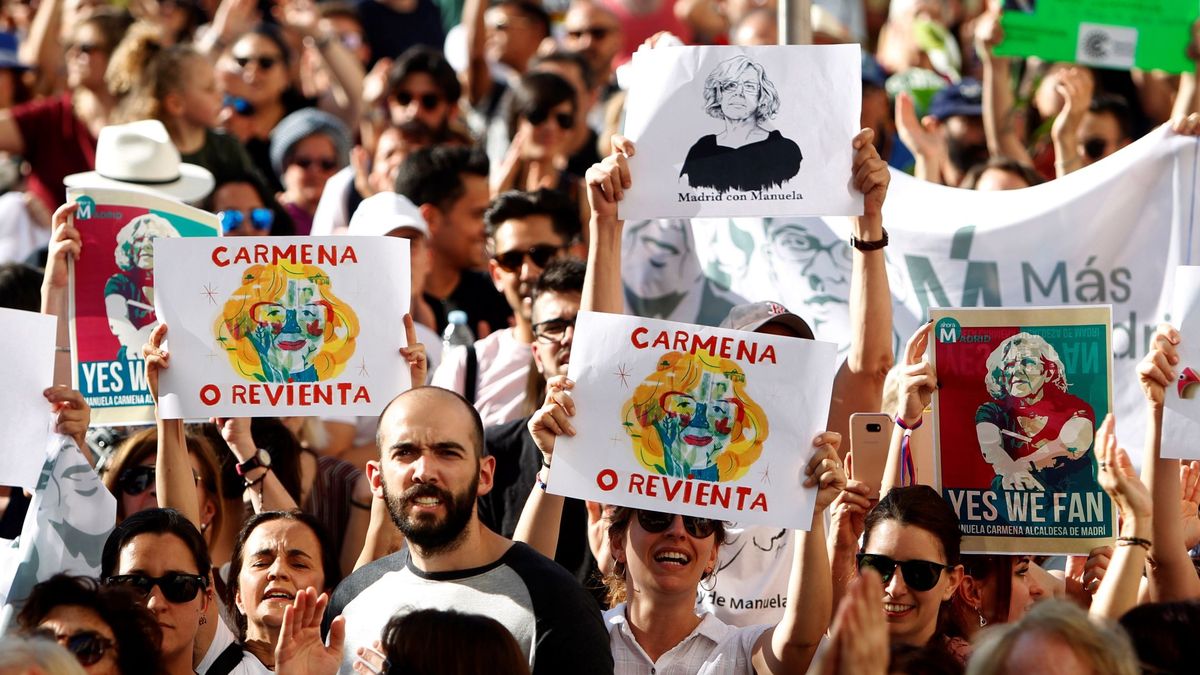 Simpatizantes de Carmena se manifiestan ante el Ayuntamiento por su continuidad