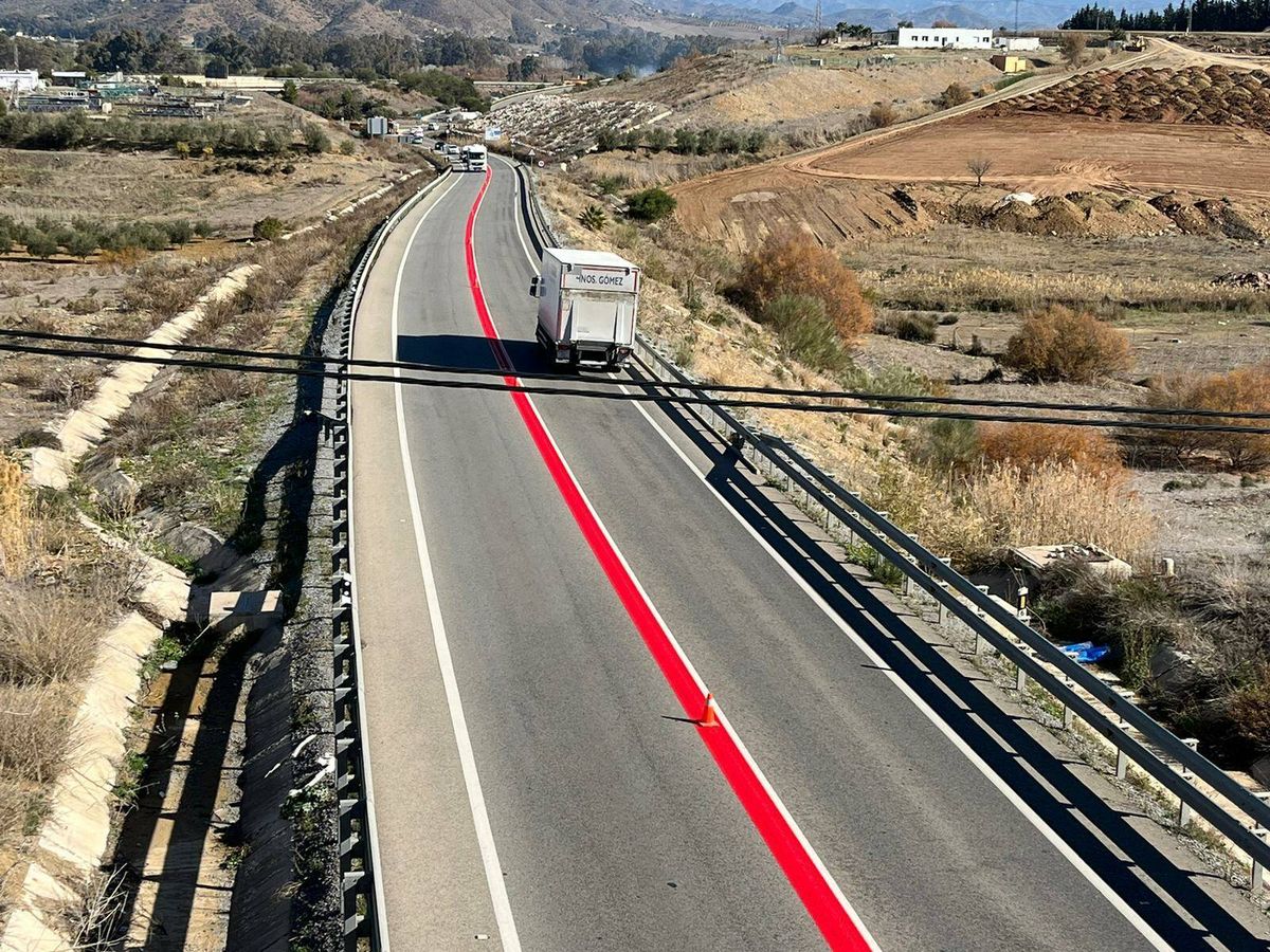Foto: Qué significa la línea roja que ha aparecido en las carreteras: fíchala para evitar multas de la DGT (X/@FomentoAND)