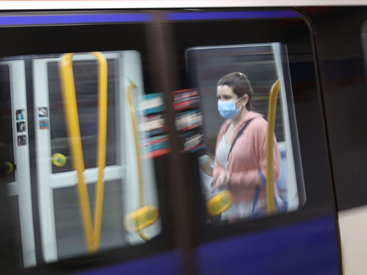 Foto: Una usuaria de Metro de Madrid protegida con mascarilla (EFE)