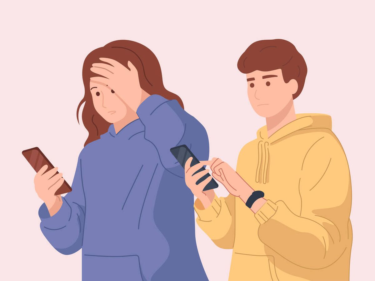 Foto: Dos jóvenes miran el teléfono móvil con miedo y ansiedad (iStock)