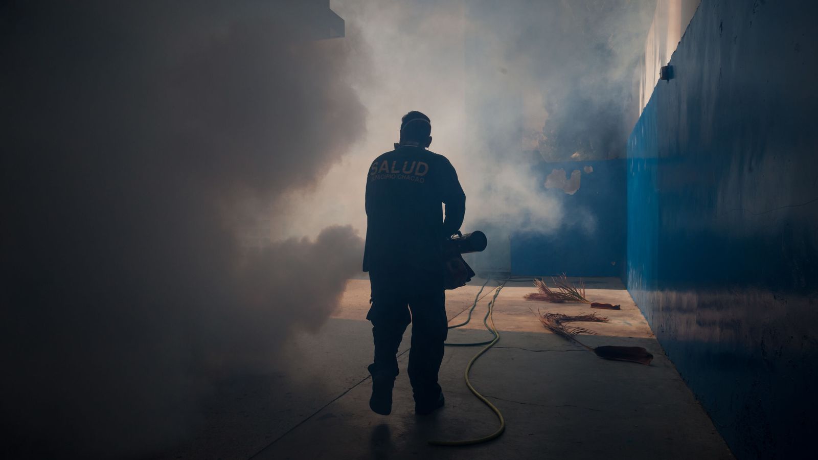 Foto: Labores de fumigación para combatir al mosquito transmisor del zika. (EFE)