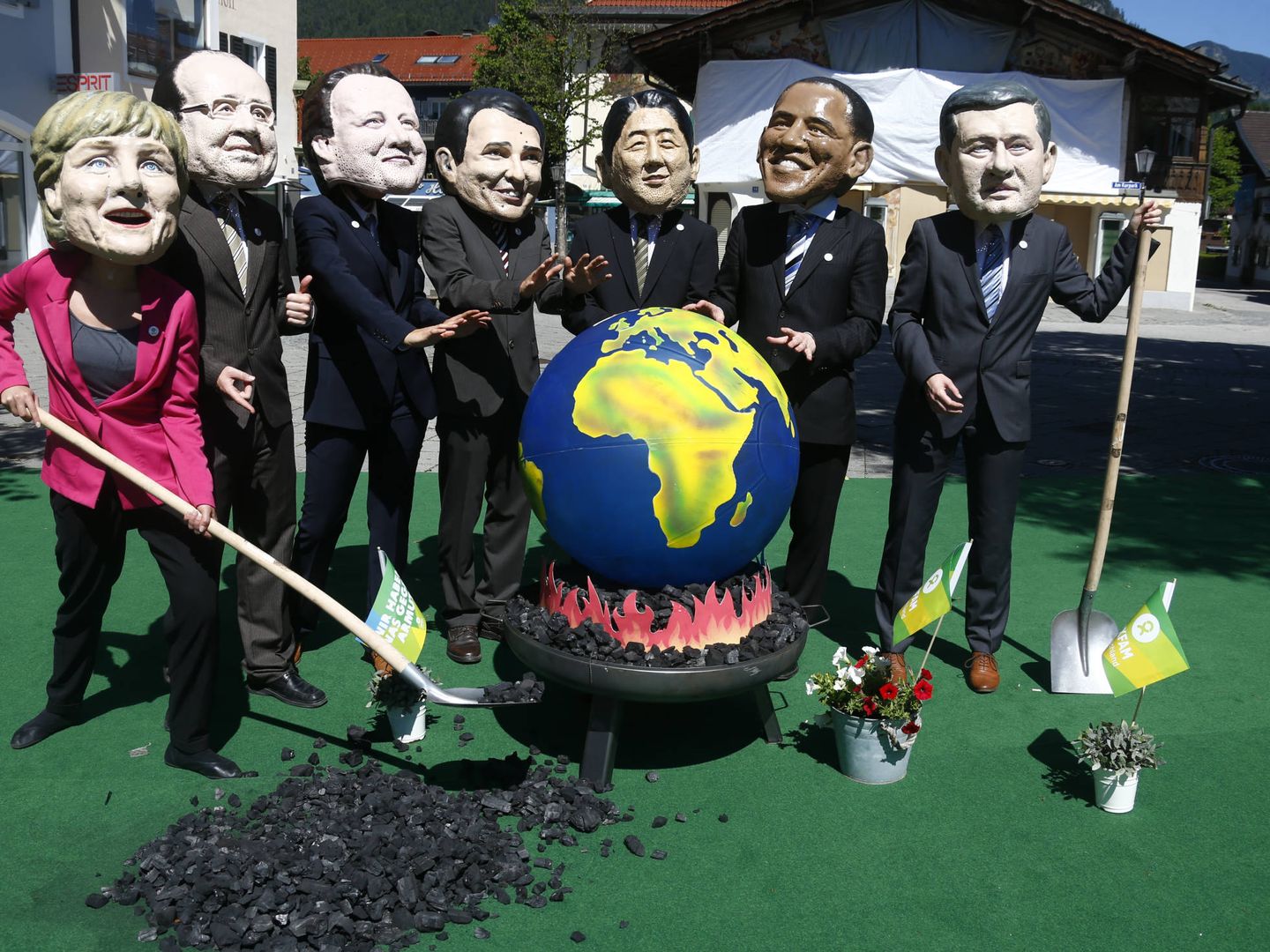 Activistas antiglobalización en 2015. (Reuters)