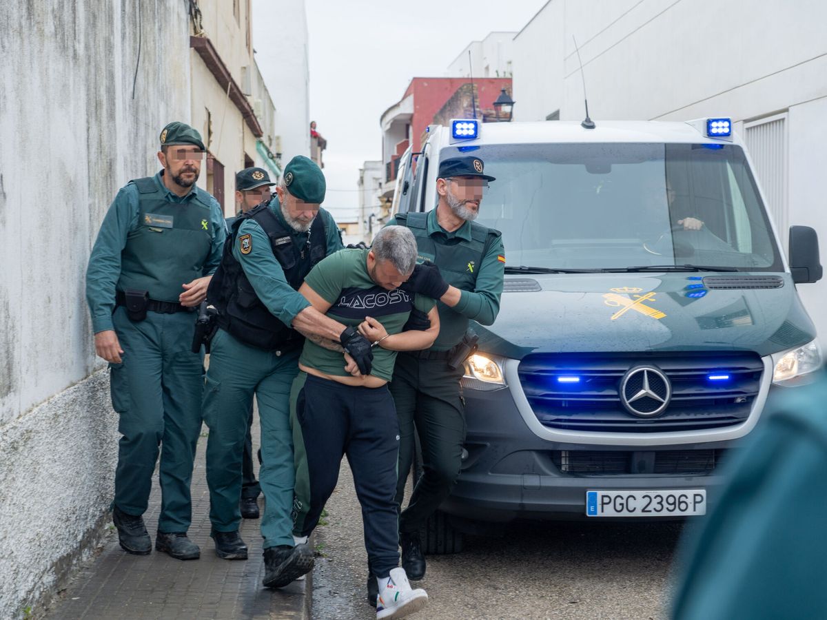 Foto: Los detenidos por la muerte de dos agentes de la Guardia Civil llegan a los juzgados en Barbate. (Europa Press/Francisco J. Olmo)