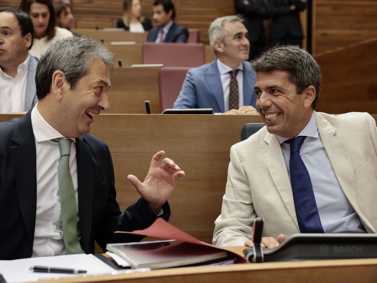 Foto: Carlos Mazón, con el vicepresidente Vicente Barrera en las Cortes valencianas. (EFE/Ana Escobar)