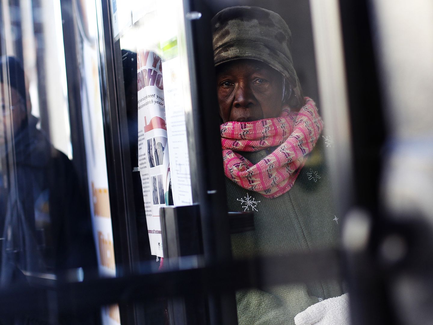 Una mujer hace cola ante un comedor de la beneficencia en Harlem (Reuters). 