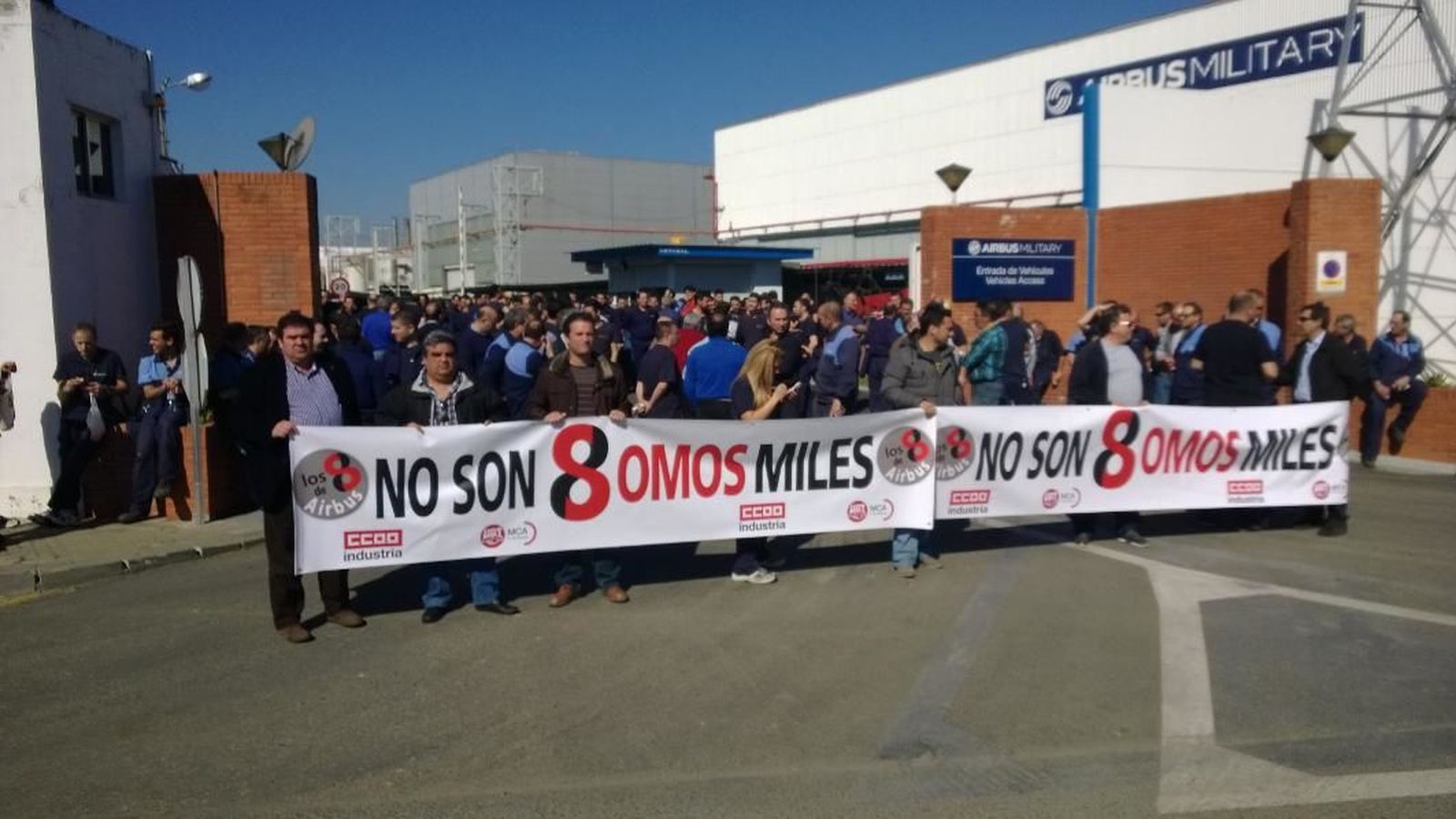 Foto: Concentración en apoyo de los ochos sindicalistas de Airbus imputados. (UGT Andalucía)