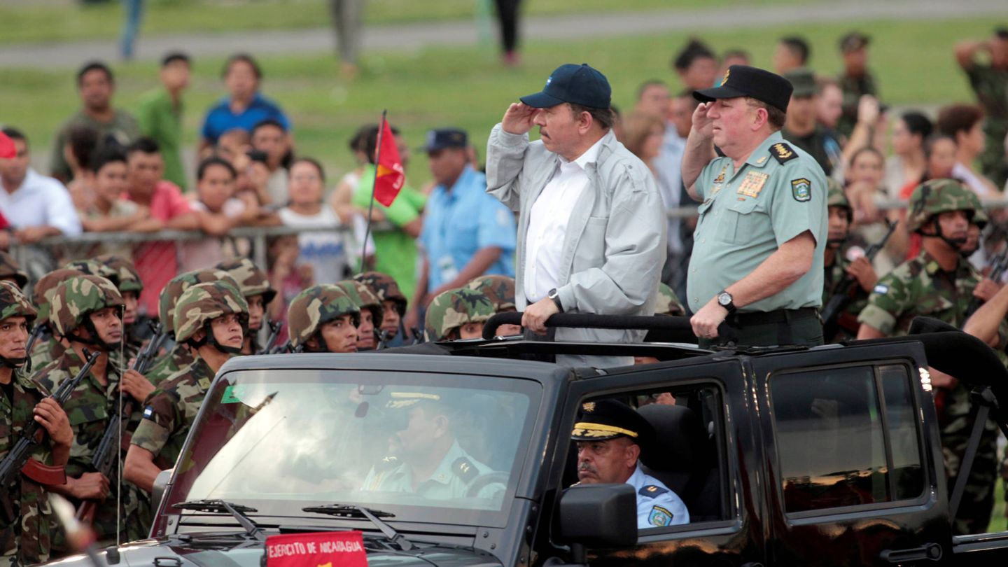 Daniel Ortega y el general Julio César Avilés durante un desfile militar en Managua. (Reuters)