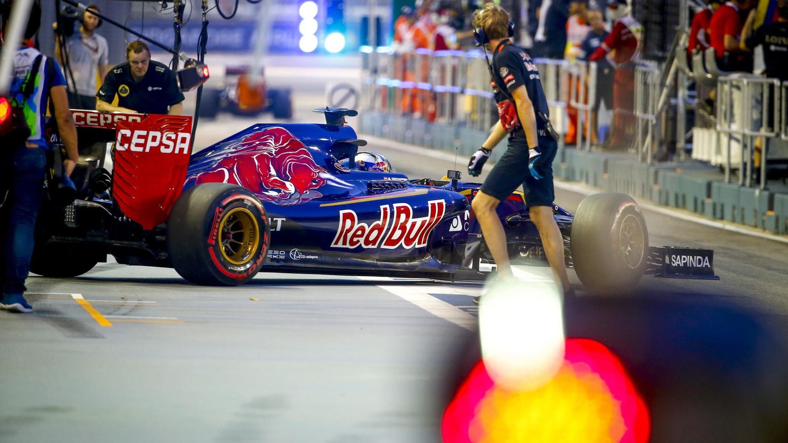 Foto: Verstappen, en los boxes del circuito de Singapur (Reuters).