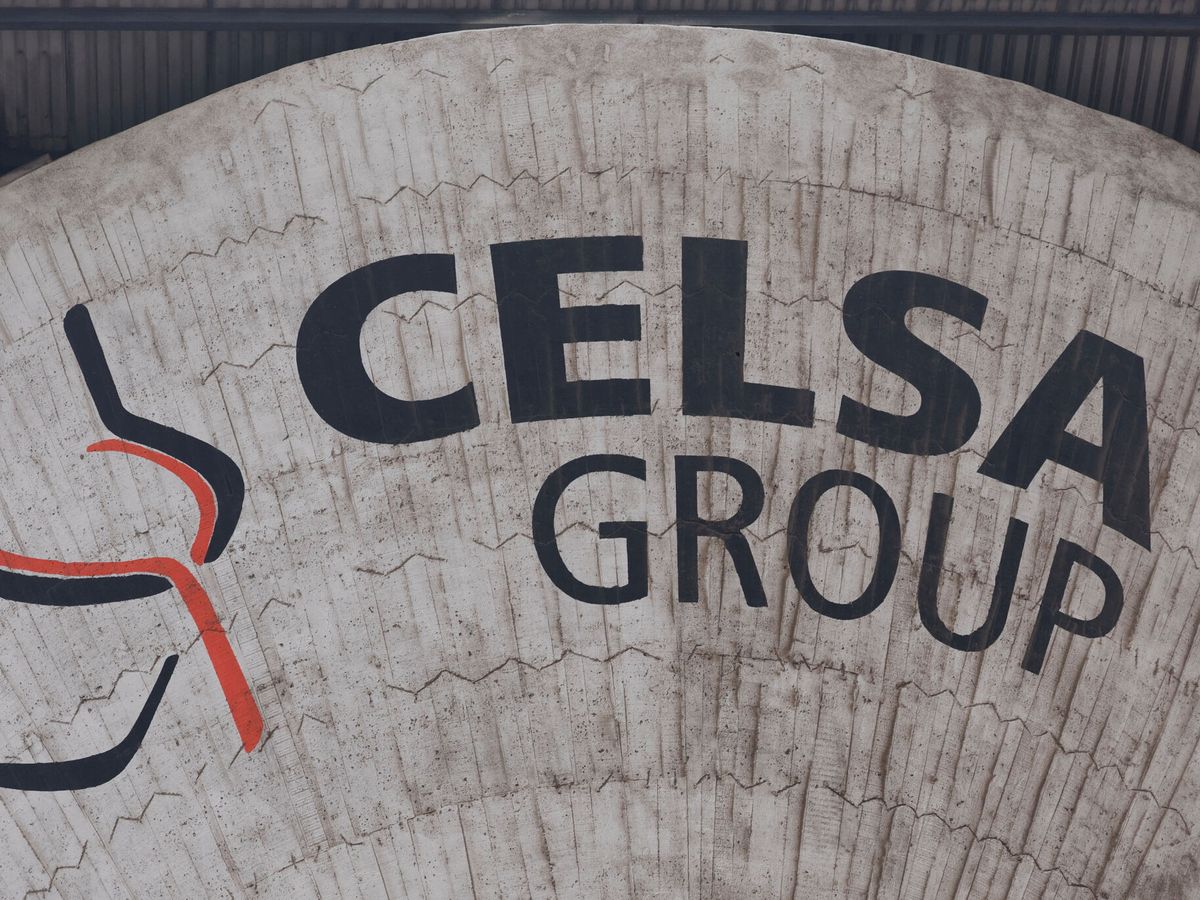 Foto: Logo de Celsa en su fábrica de Castellbisbal, Barcelona. (Reuters/Albert Gea)