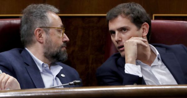 Foto: El presidente de Ciudadanos, Albert Rivera (d), conversa con el portavoz del partido en el Congreso, Juan Carlos Girauta (d). (EFE)