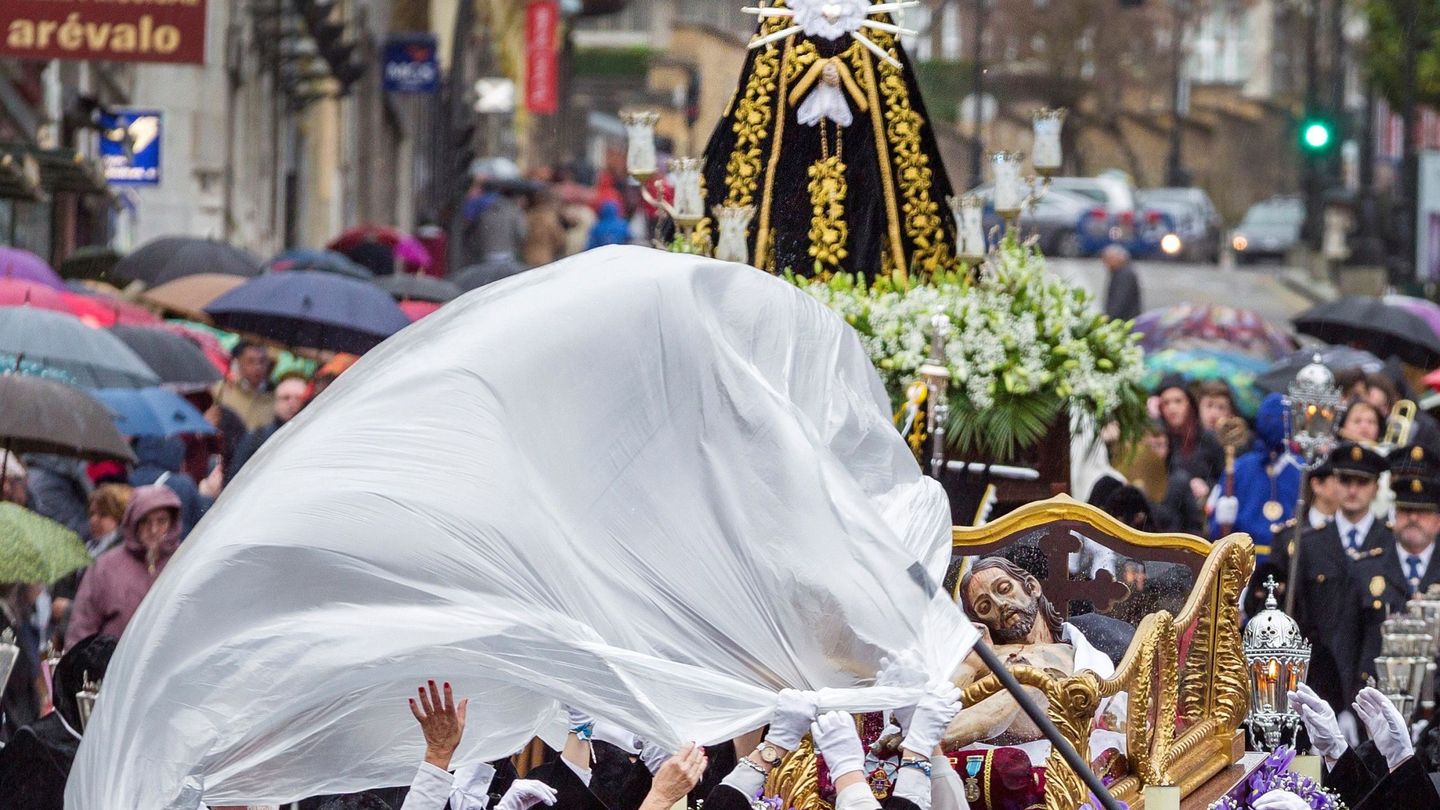 Nuestra Señora de los Dolores, junto al Cristo Yacente, en la procesión de Oviedo (EFE/Alberto Morante)