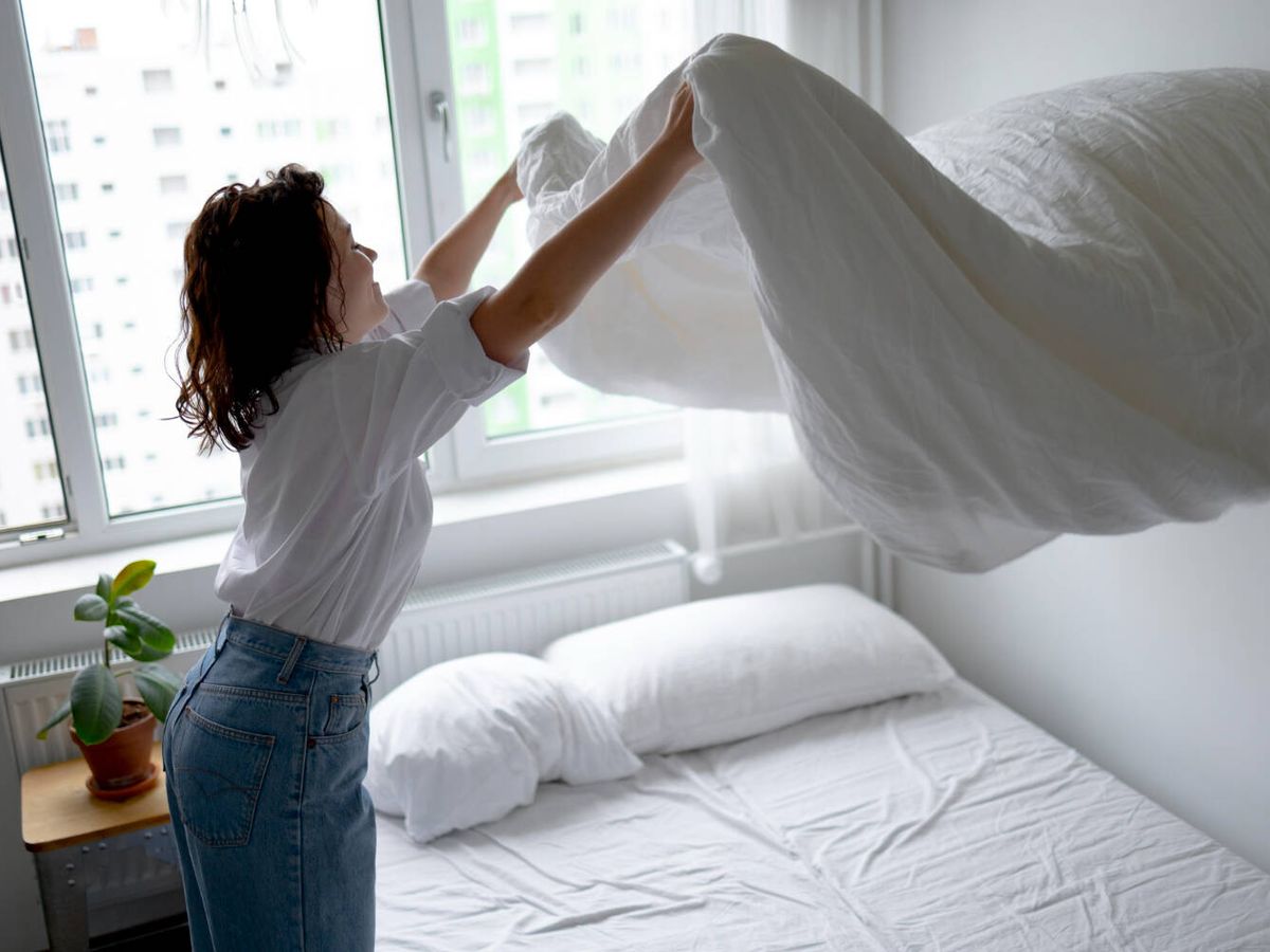 Foto: No hagas la cama al levantarte: por qué es peligroso dejarla ya hecha nada más despertarte sin ventilar (Freepik)