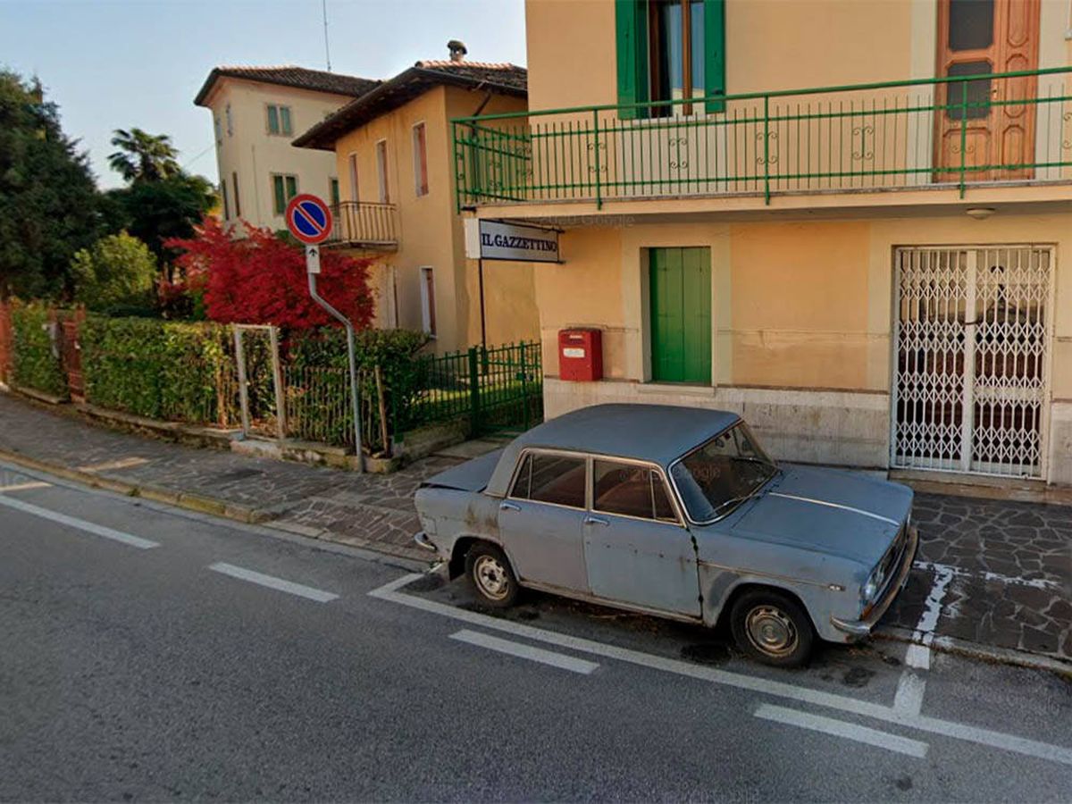 Foto: Un coche abandonado se convierte en monumento de un pueblo italiano (Google Maps)