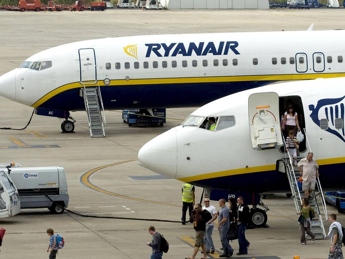 Foto: Aviones de Ryanair. (EFE/Robin Townsend)