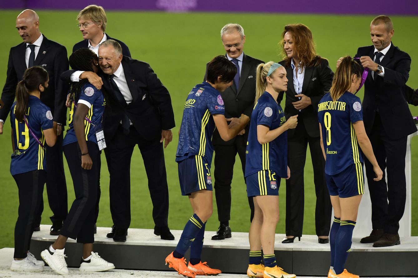 Ceferin entrega las medallas tras la final de la UEFA Women's Champions League disputada en Anoeta. (Reuters) 