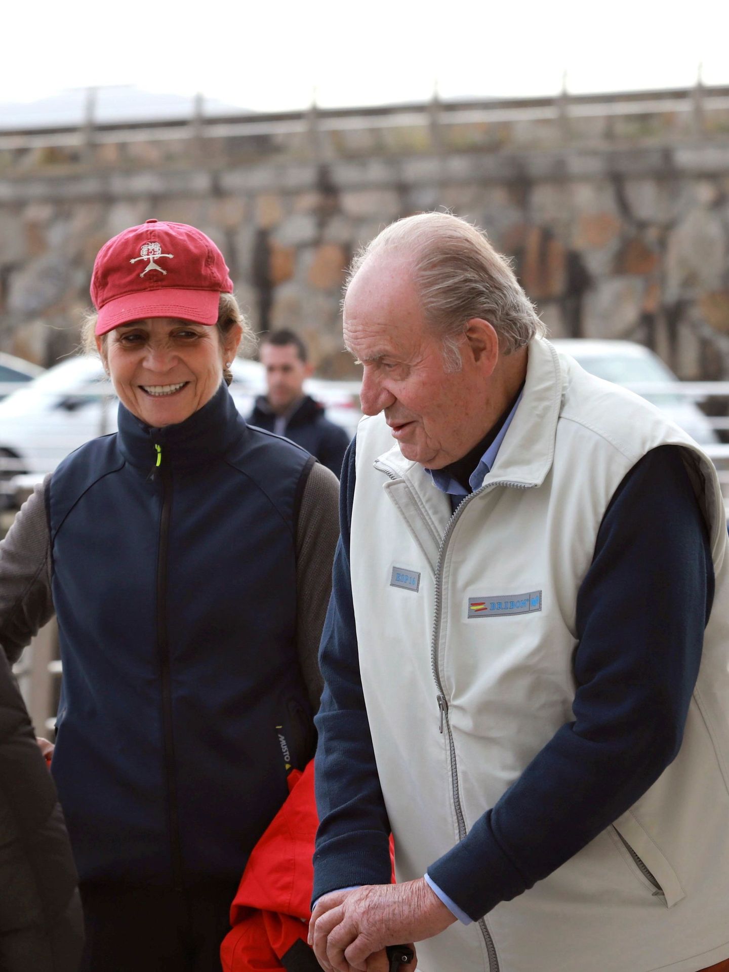 El rey Juan Carlos y la infanta Elena, en Sanxenxo. (EFE)