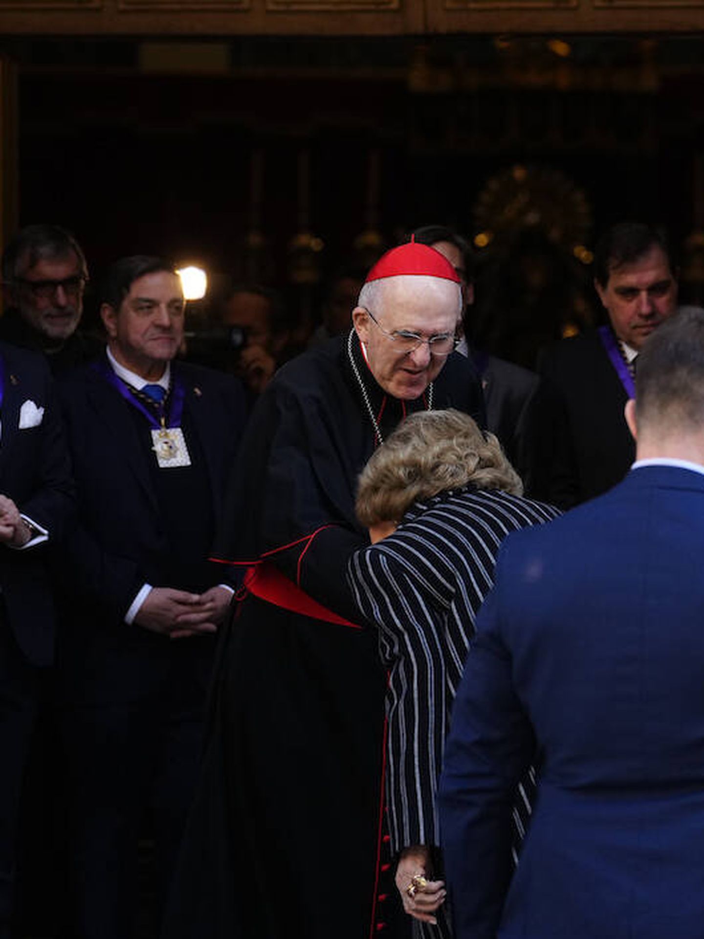 La Reina ha besado la mano del cardenal arzobispo de Madrid. (LP)