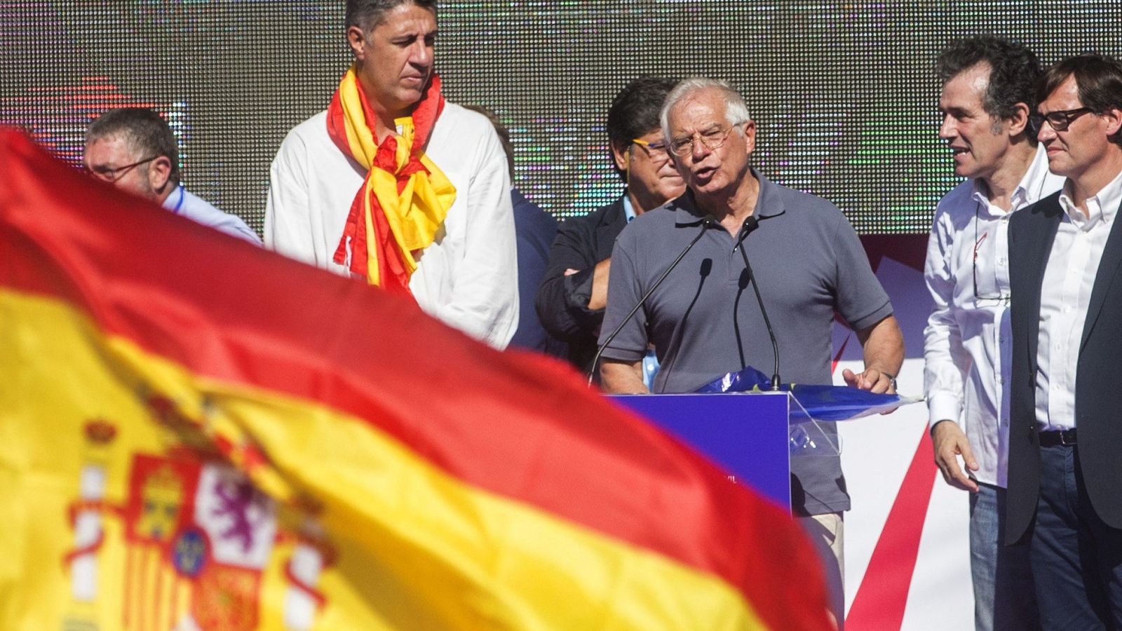 Foto: El exministro socialista Josep Borrell, durante la manifestación por la unidad de España (EFE)