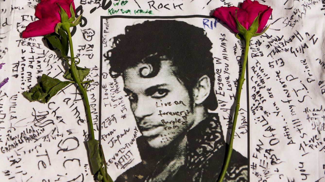 Foto: Flores junto a un mural de Prince con firmas de sus fans (Gtres)