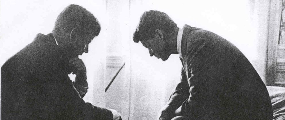John y Robert Kennedy en una imagen que ilustra la portada de 'La conspiración'. 