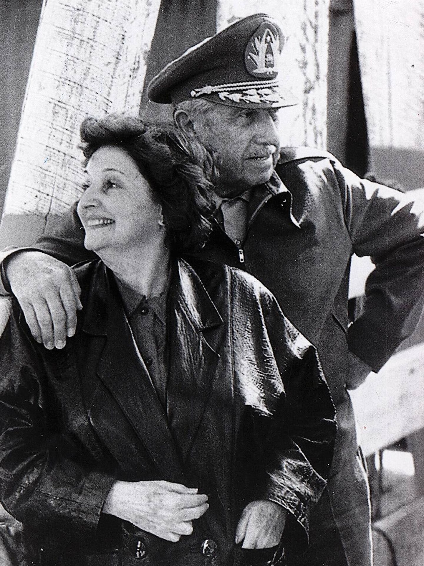 El general junto a su esposa en la década de los 80, cuando todavía mantenía contacto con su amante. (CP)