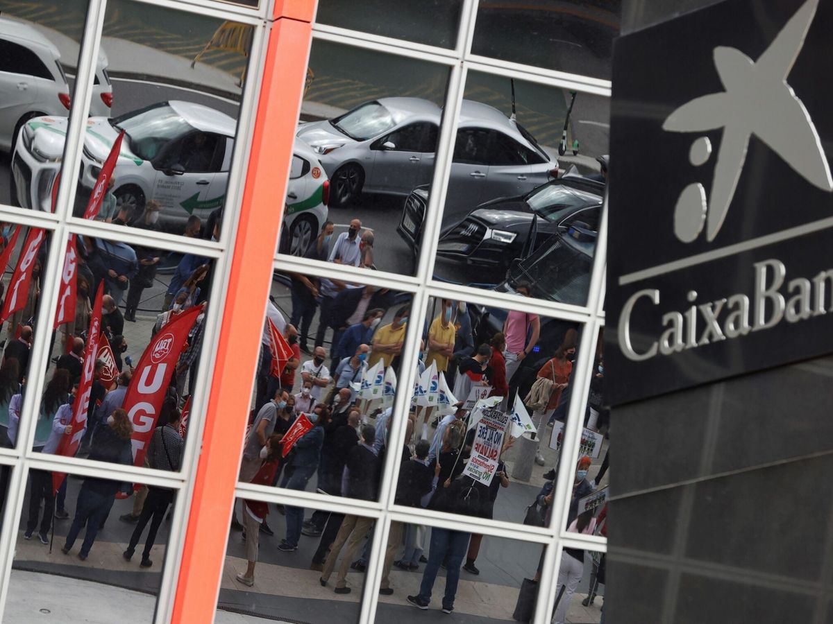 Foto: Logotipo de Caixabank en las Torres Kio (EFE)