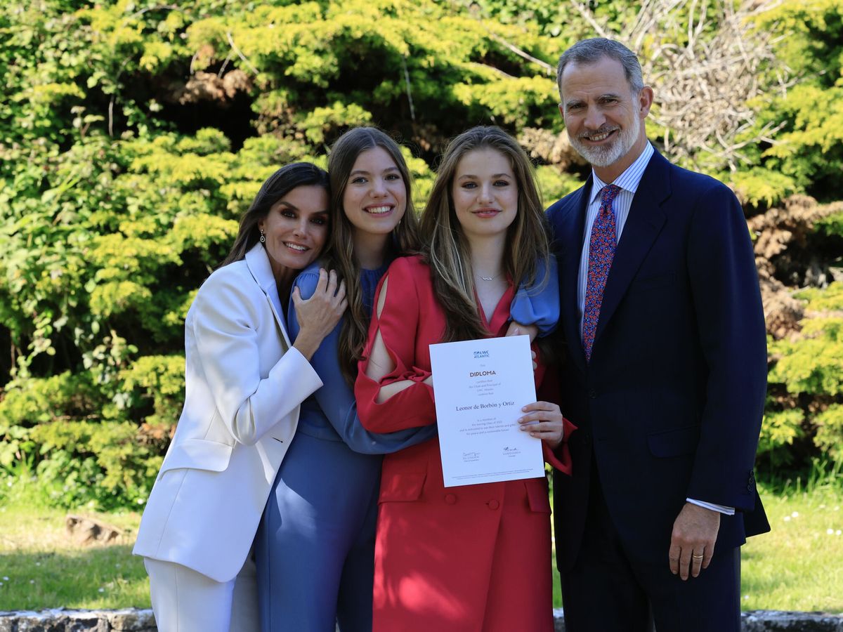 Foto:  Los reyes Felipe y Letizia posan junto a sus hijas, la princesa Leonor y la infanta Sofía, al finalizar el acto de graduación. (EFE/Casa Real/Francisco Gómez)