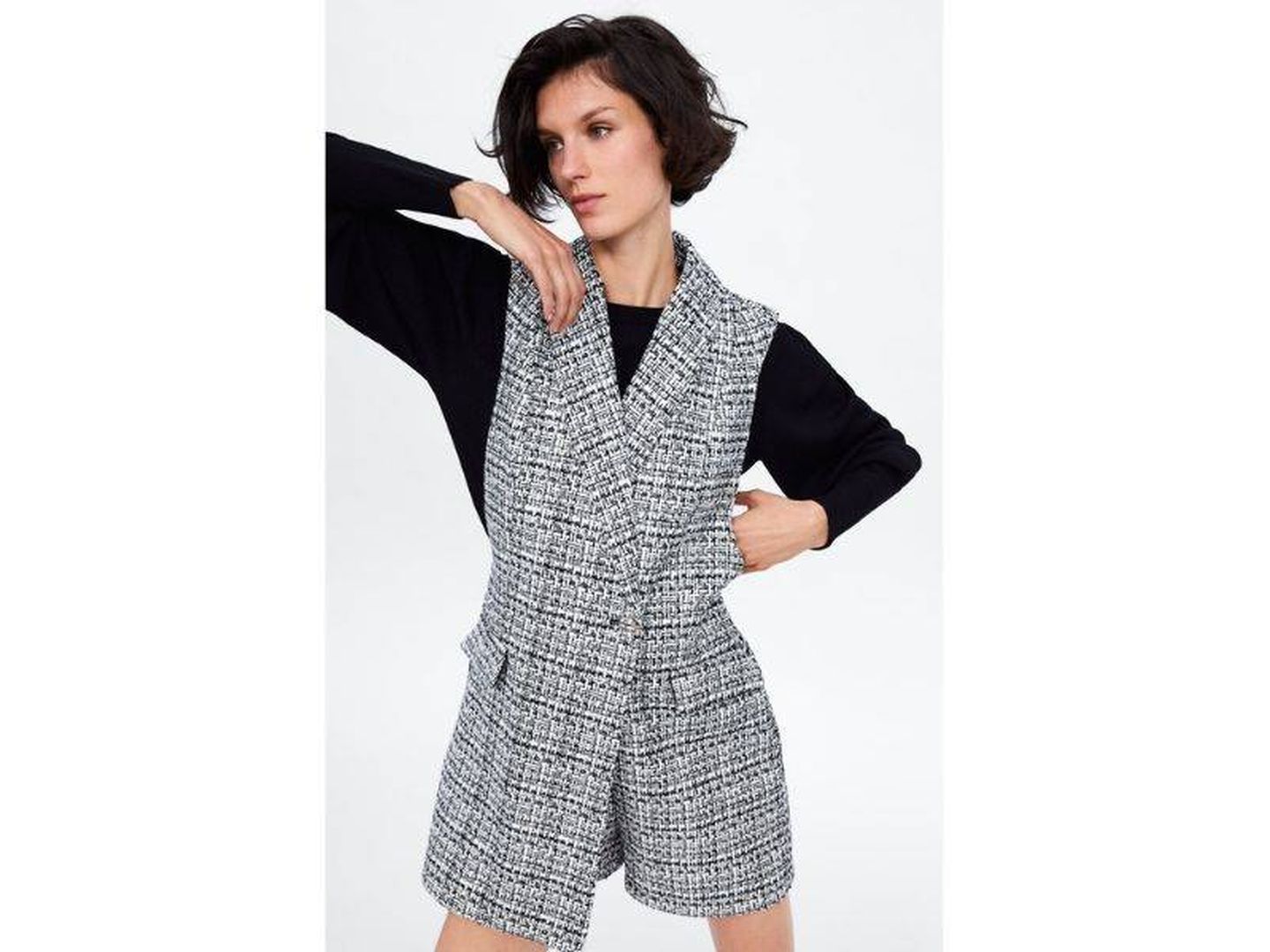 Alternativa ideal a los shorts de tweed: mono de Zara del mismo tejido pero con un toque más elegante. (Cortesía) 